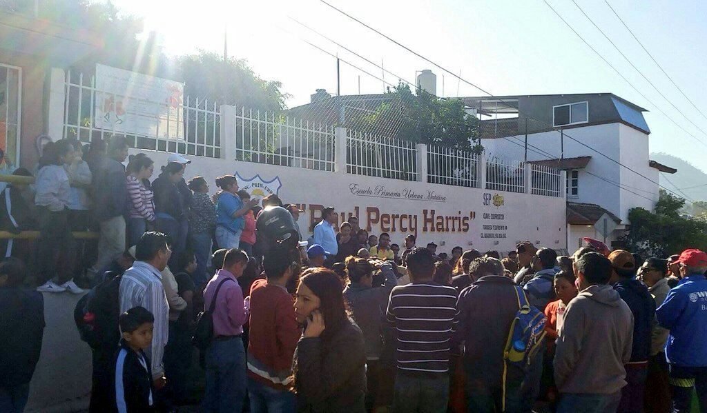 Profesores de la 22 cierran escuela por cambio de director2