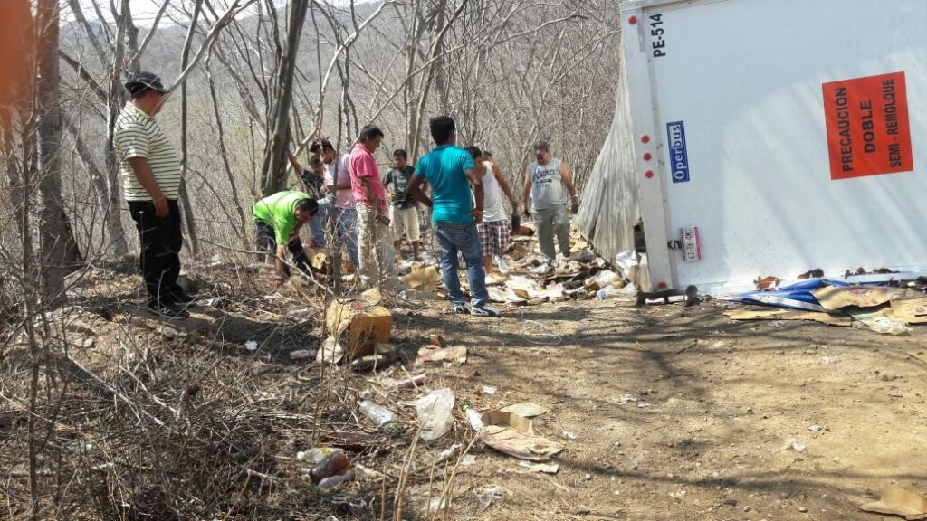 Se vuelca un trailer a la altura de Piedra del Rosario