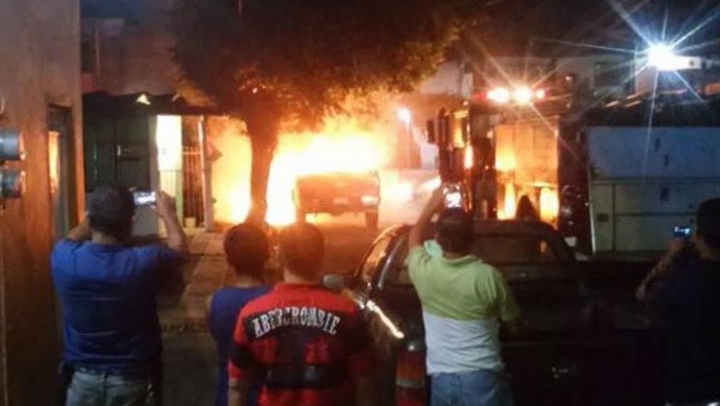 Sorprende a su esposo con la amante e incendia su camioneta en Tuxtepec