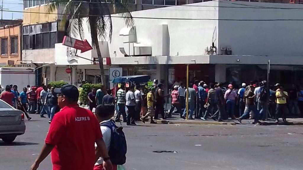 Trabajadores de la CTM y de la sección 22 se enfrentaron en Salina Cruz2