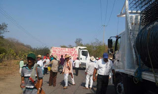 Bloqueada la carretera federal 200 en Pinotepa Nacional