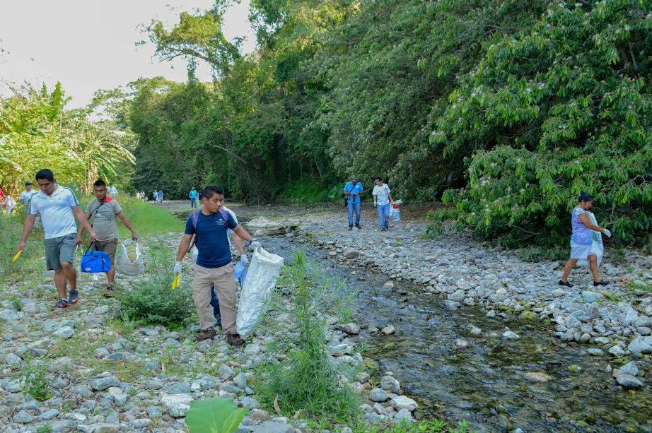Gobierno Municipal continúa jornadas de limpieza en Río de Huatulco.