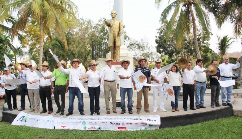 Llevan a cabo XII Magna Limpieza de Playas en Huatulco