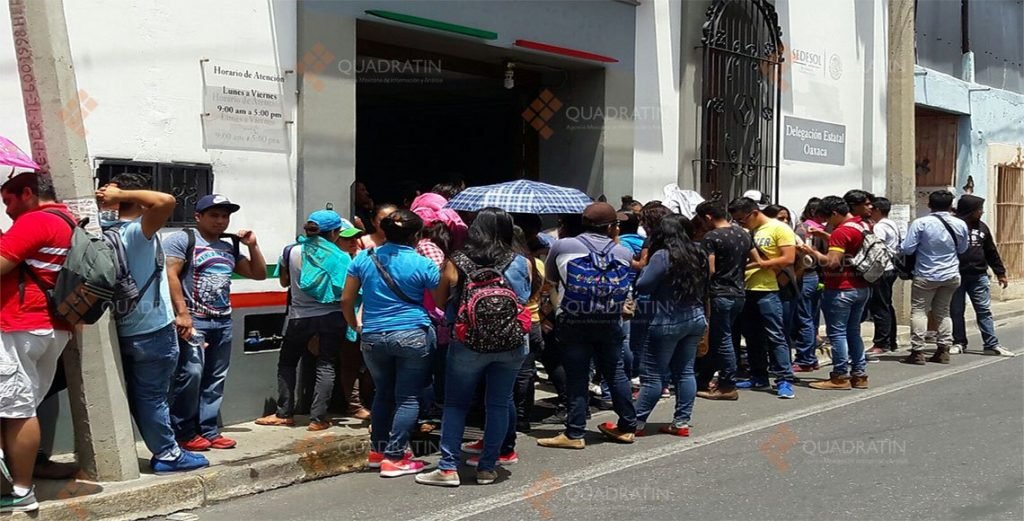 Normalistas toman oficinas federales en Oaxaca