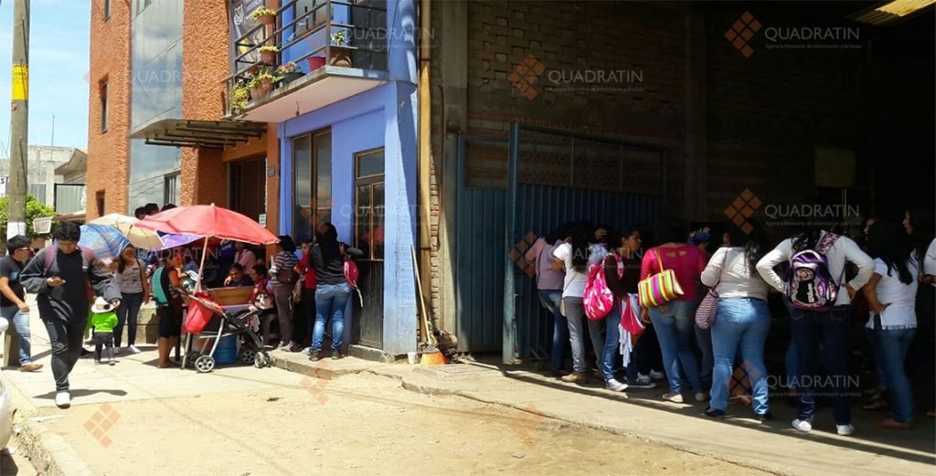 Normalistas toman oficinas federales en Oaxaca2