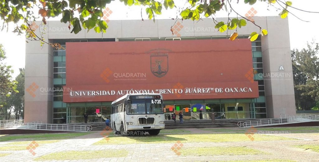 Sindicalizados de la UABJO bloquean y secuestran autobuses