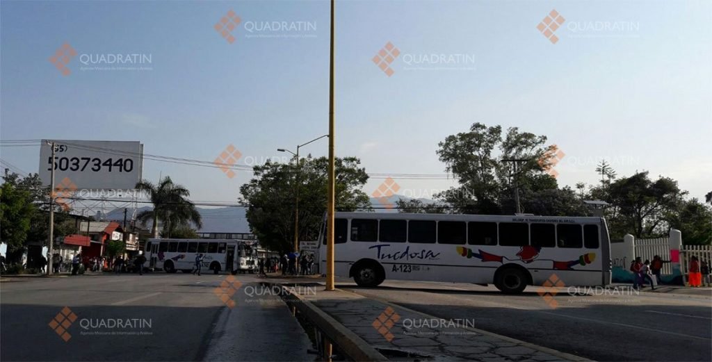 Sindicalizados de la UABJO bloquean y secuestran autobuses2