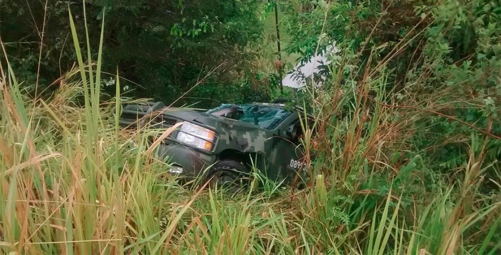 Vuelca camioneta del Ejército en el Istmo