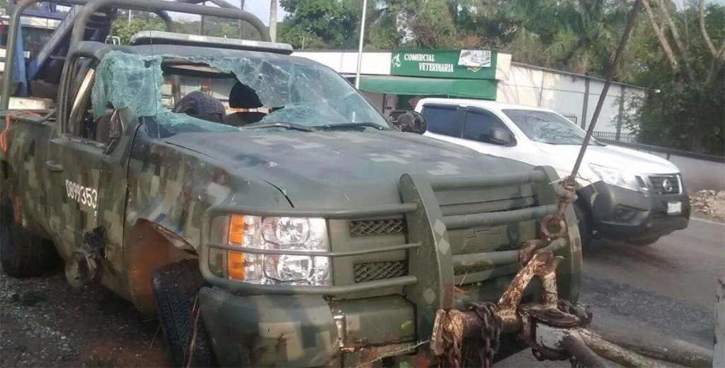 Vuelca camioneta del Ejército en el Istmo2