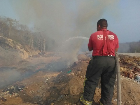 Incendio en el basurero de Huatulco