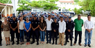 Brinda Gobierno de Huatulco uniformes nuevos a elementos de Policía Municipal