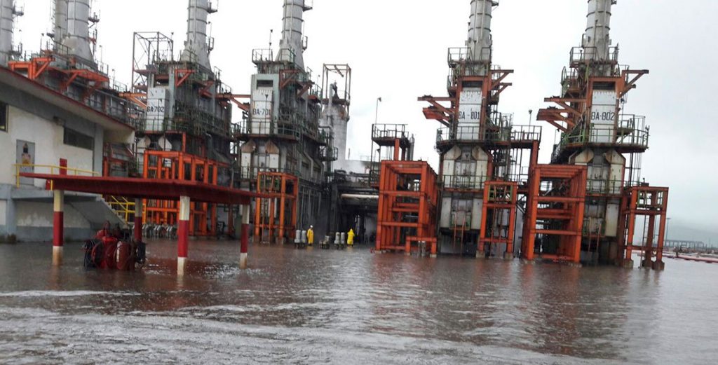 Suspende servicios refinería de Salina Cruz por inundación