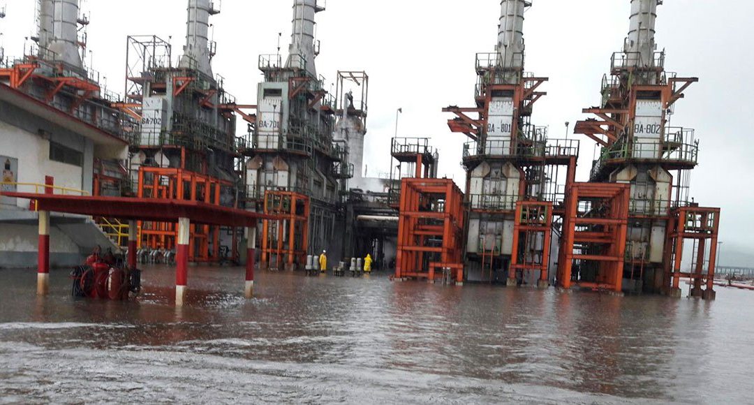 Suspende servicios refinería de Salina Cruz por inundación