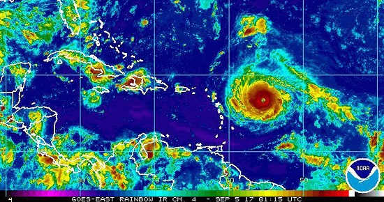 Esta imagen satelital del lunes 4 de septiembre de 2017, provista por la Oficina Nacional de Administración Océanica y Atmosférica de Estados Unidos (NOAA por sus siglas en inglés) muestra al huracán Irma que se dirige hacia el este del Caribe. Irma se convirtió el lunes en un huracán categoría 4. (NOAA vía AP)