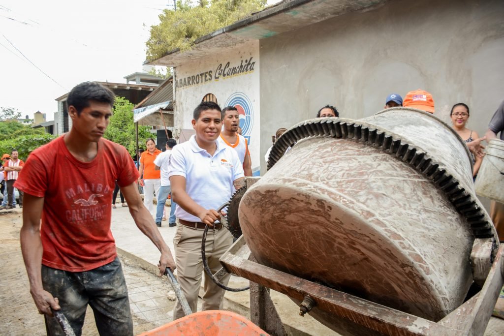 Gobierno Municipal Huatulco pavimenta andadores en Sector H33