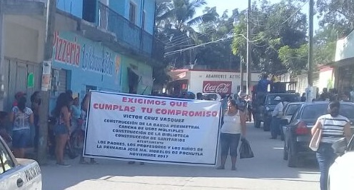 Padres de familia y autoridades educativas exigen obras a la autoridad municipal de San pedro pochutla