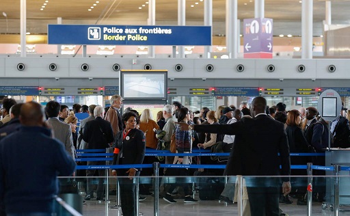 Indigente halla 300 mil euros en aeropuerto de París