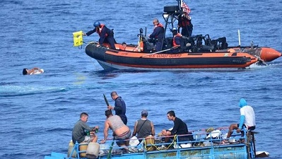 Más de 37,000 cubanos esperan ser deportados de EEUU