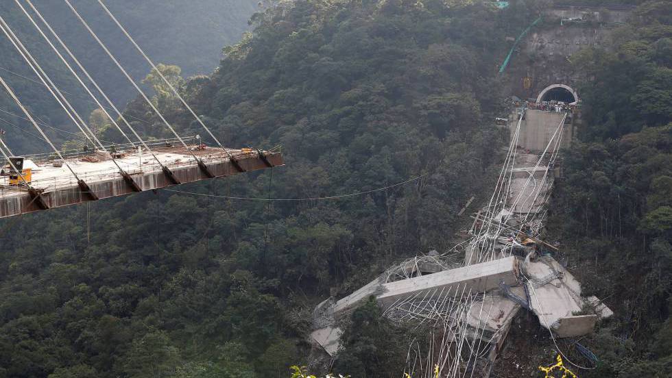 Al menos nueve muertos por el derrumbe de un puente en Colombia