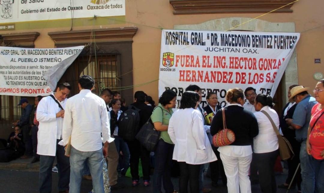 Protestan trabajadores de Salud en toda la Costa de Oaxaca