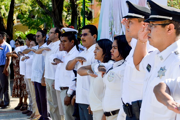 Conmemoran en Huatulco Día de la Bandera