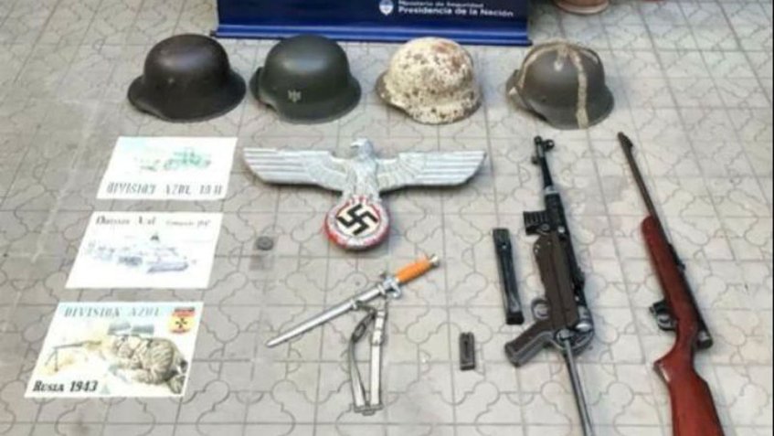 Decomisan en Argentina objetos con simbología nazi