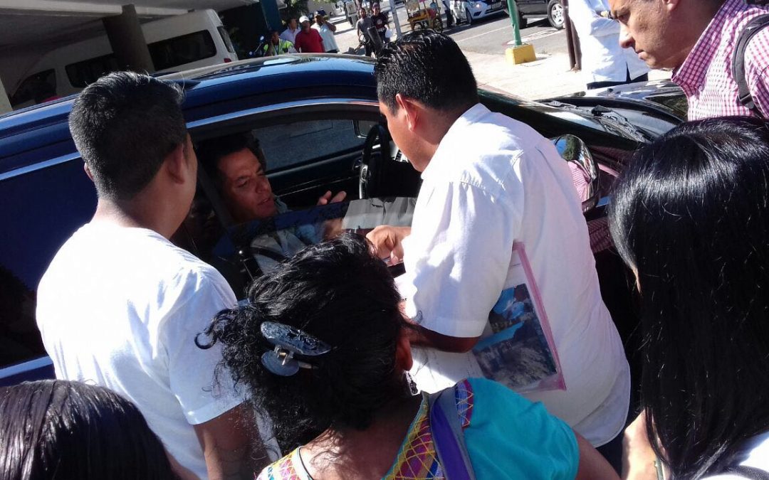 Víctimas del FIDELO interceptan al Gobernador de Oaxaca en Huatulco
