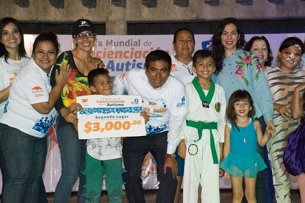 DIF Huatulco realiza desfile por la Concienciación sobre el Autismo