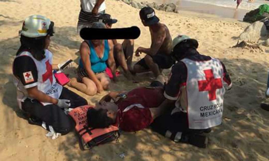 “Aprendió” a nadar por internet, casi se ahoga en Puerto Escondido