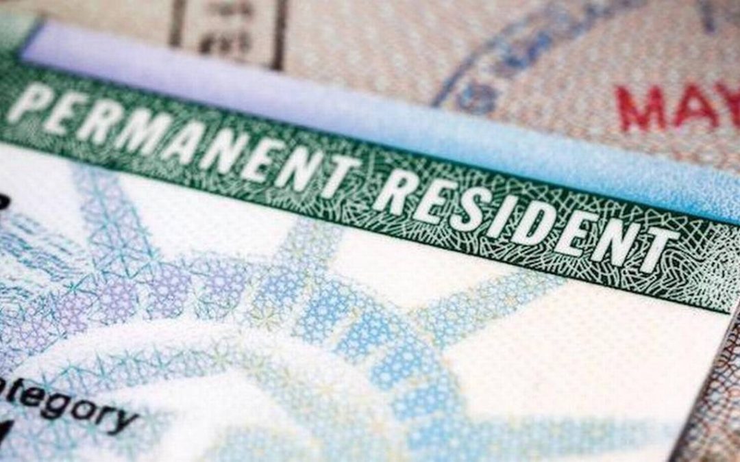 ¿Recibió su ‘green card’ recientemente? USCIS le puede pedir que la devuelva