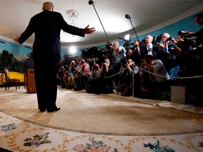 Trump amaga con vetar a prensa crítica
