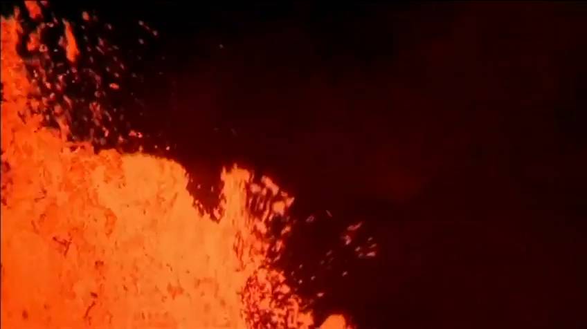 Un nuevo flujo de lava del volcán Kilauea se dirige hacia una planta geotérmica