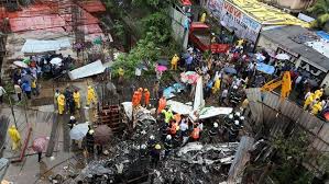 Al menos cinco muertos tras estrellarse una avioneta en una calle de Bombay