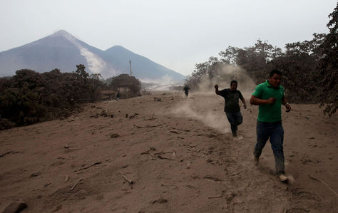 Erupción de volcán deja 75 muertos y casi 200 desaparecidos en Guatemala