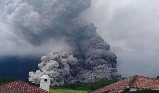 Erupción del volcán de Fuego en Guatemala no afectará Oaxaca