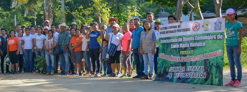 Niños de Huatulco participantes entusiastas en actividades de reforestación