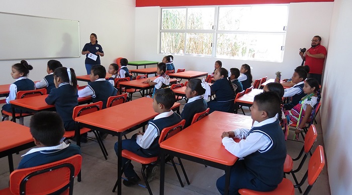 Entrega IEEPO mobiliario a 17 escuelas del nivel básico en Miahuatlán