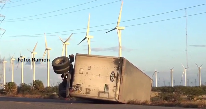 Fuertes vientos por Frente Frío vuelcan tráiler en el Istmo: CEPCO