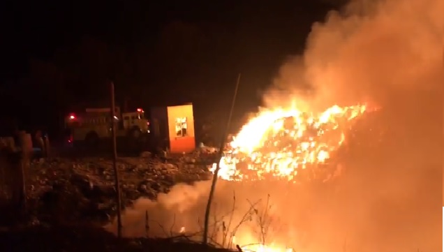 Fuerte, pero controlado incendio de basurero en Pochutla