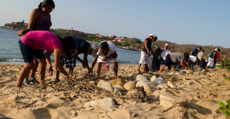 Continúan limpiezas de playas en Huatulco