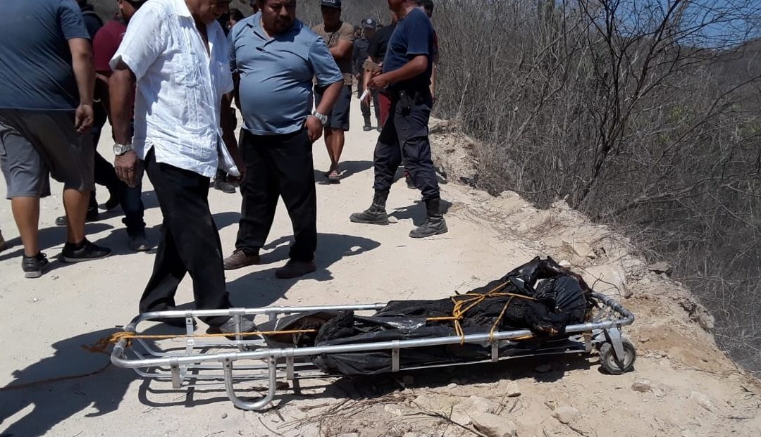 Encuentran en Tonameca camioneta con tres cuerpos calcinados