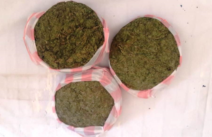 Pasajero de suburban de Pochutla, transportan al menos tres kilos de marihuana