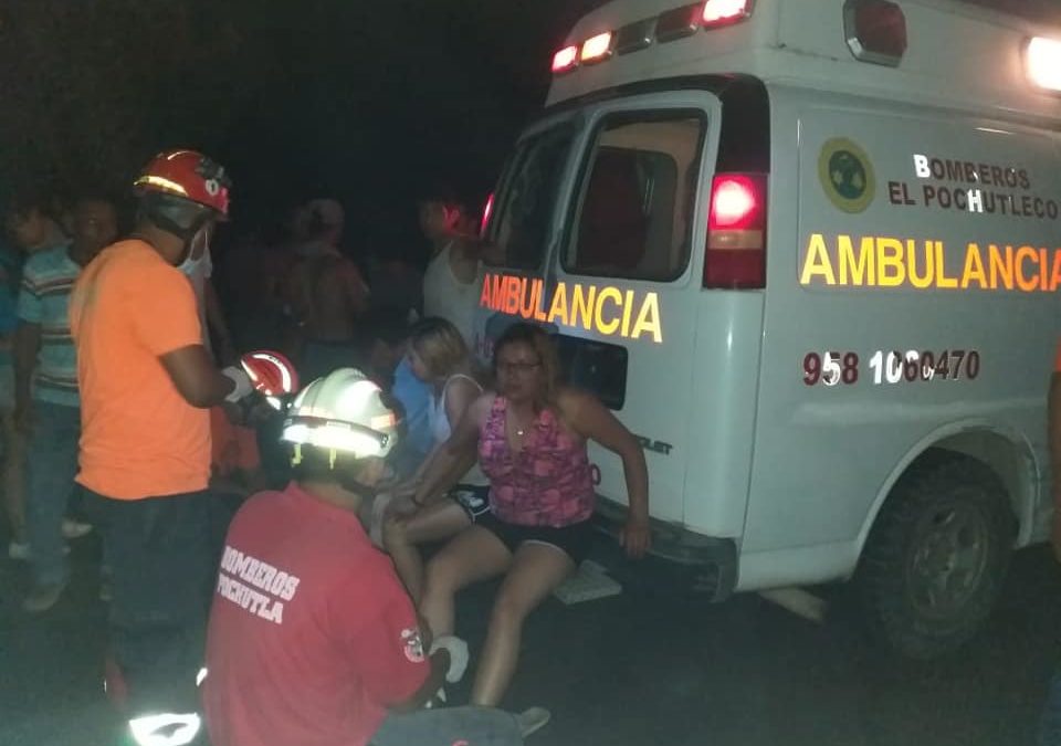 Vuelca camioneta con turistas cerca de Pochutla