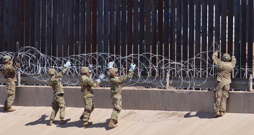 Solados americanos colocan alambre de púas en el muro fronterizo a la Altura del puente negro