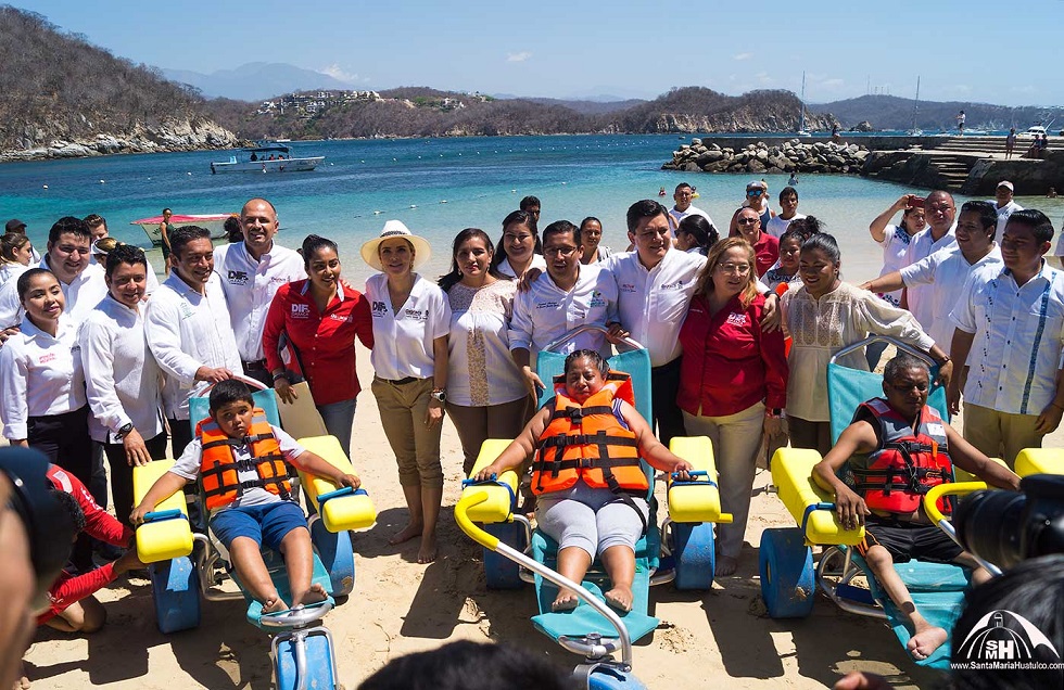 Ivette Morán de Murat inaugura la primera playa incluyente en Huatulco
