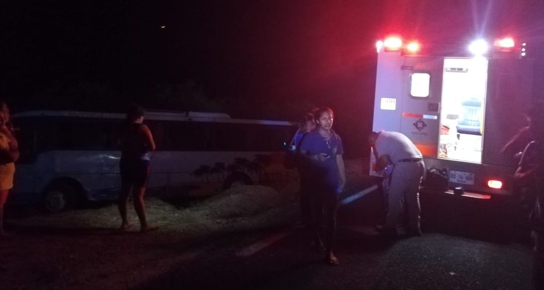 Autobús choca contra motociclistas y mueren en Tututepec