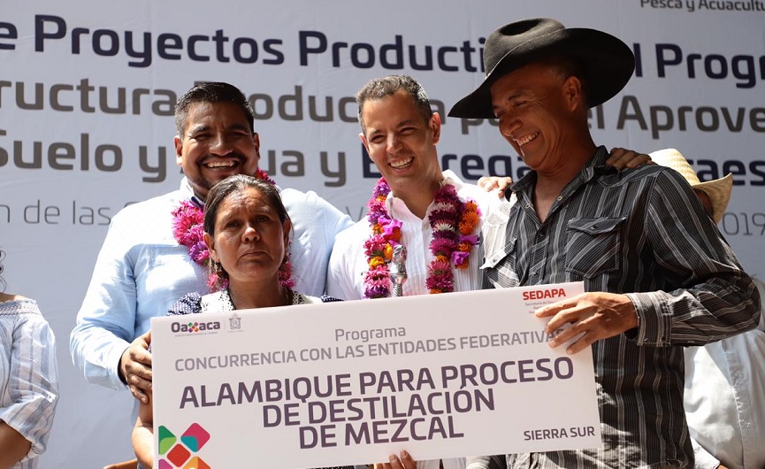 Oaxaca entrega apoyos para fortalecer acciones productivas en el campo solteco