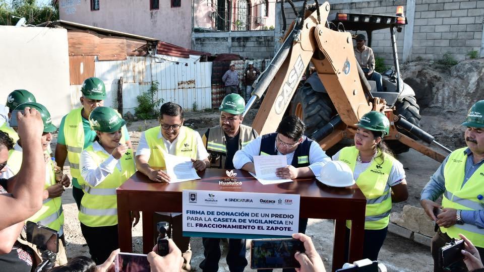 Firma convenio y coloca la primera piedra para la caseta de seguridad en El Zapote, Huatulco