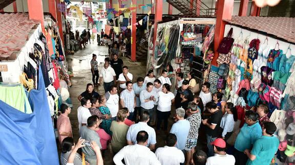 Giovanne González atendió de manera directa a los locatarios del mercado Tres de Mayo de Huatulco