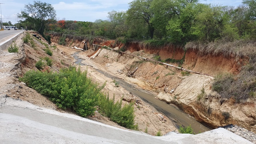 Lluvias rompen tubería de aguas negras en Puerto Escondido